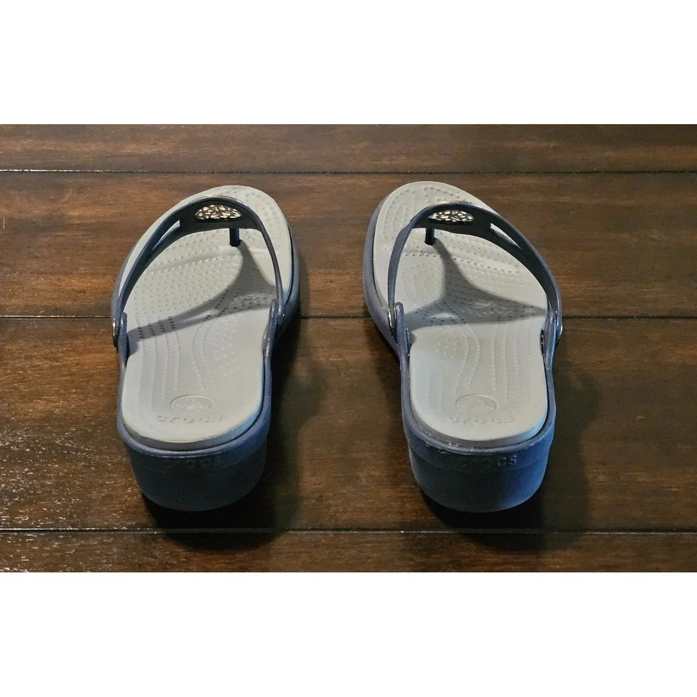 Crocs Sanrah Sandals Size 10 Thong Gold Medallion Ring Wedge Flip Flop Navy